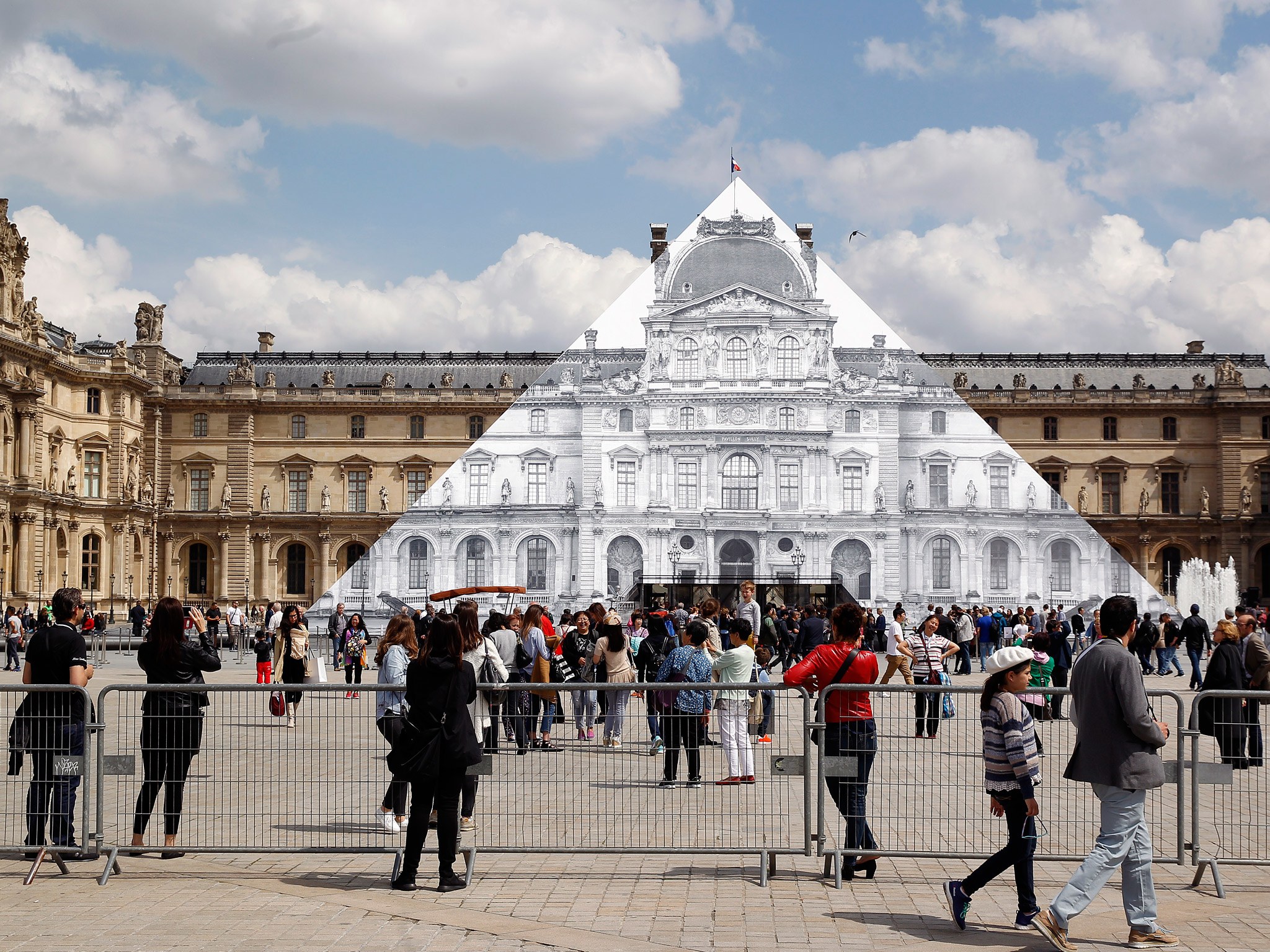 paris-disappear-louvre-pyramid-GettyImages-534164892