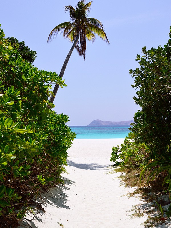 amanpulo-beach-pathway-600x800